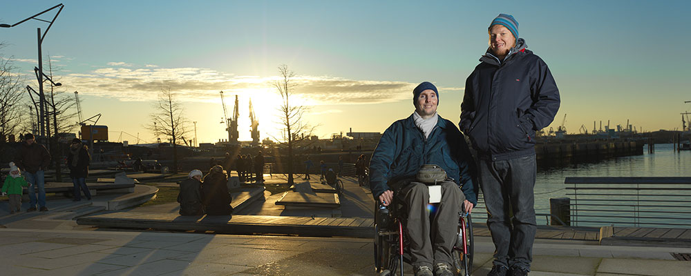 Ein Persönlicher Assistent mit einem Assistenznehmer in der Hafen City Hamburg.